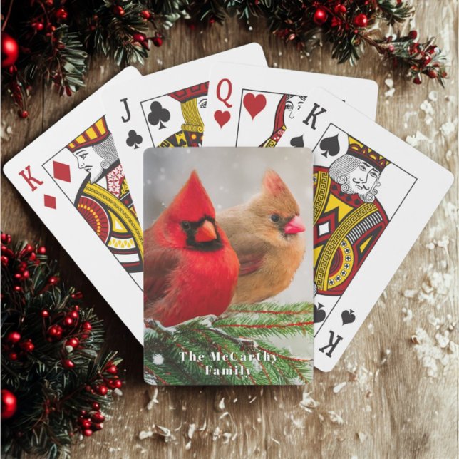 Jeu De Cartes Cardinaux du Nord dans Pine Tree Winter Nom de fam (Two beautiful cardinal birds and personalized text on playing cards are a fun stocking stuffer.)