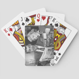 Jeu De Cartes Couple lisant un magazine