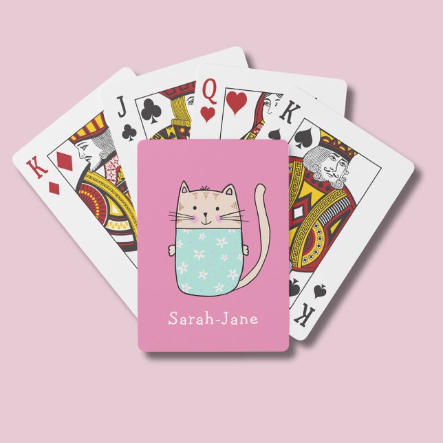 Jeu De Cartes Cute Chat Personnalisé Nom Personnalisé Rose (Personalised playing cards with illustrated cat wearing a floral outfit on a pink background.)