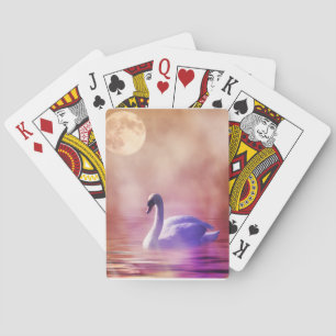 Jeu De Cartes Cygne blanc flottant sur un lac brumeux