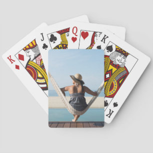 Jeu De Cartes Femme s'asseyant sur un hamac à un petit hôtel