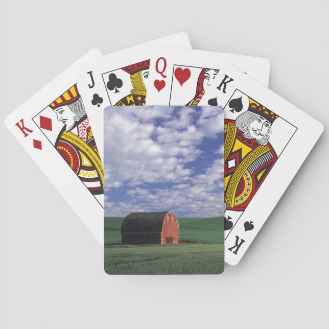 Jeu De Cartes Grange rouge dans le domaine de blé et d'orge en (dos)