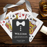 Jeu De Cartes Groomsman Jouer aux cartes Cadeau Mariage<br><div class="desc">Ce jeu amusant de cartes à jouer est conçu comme un cadeau pour les groomsmen mariages. Les dossiers sont noirs avec une cravate arc blanche et des boutons. Le texte est blanc et dit "Groomsman" avec une place pour son nom, le nom du couple et la date du mariage. Un...</div>