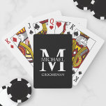 Jeu De Cartes Groomsmen Personnalisé Classique Monogramme et nom<br><div class="desc">Classic Personnalisé Groomsmen Cadeaux avec monogramme,  nom et titre de marionnettiste personnalisé en blanc classique serif style de police sur arrière - plan noir. Aussi parfait pour le meilleur homme,  père de la mariée et plus.</div>