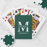 Jeu De Cartes Groomsmen Personnalisé Classique Monogramme et nom<br><div class="desc">Cadeaux de Groomsmen Personnalisés Classique avec monogramme,  nom et titre de marionnettiste personnalisé en style serif classique blanc sur arrière - plan vert émeraude. Aussi parfait pour le meilleur homme,  père de la mariée et plus.</div>