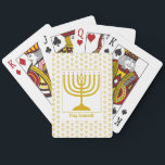 JEU DE CARTES HANOUKKA MENORAH<br><div class="desc">Elégante Hanoukka blanche MENORAH jouant aux cartes, montrant avec un faux menorah d'or dans un motif carrelé. Au centre, il y a une image d'une grande menorah qui est PERSONNALISABLE, de sorte que vous pouvez télécharger votre propre image. En dessous, le texte se lit CHAG SAMEACH. Il est également personnalisable...</div>