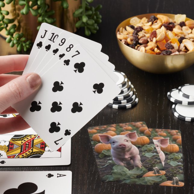 Jeu De Cartes Heureux Comme Un Cochon Bébé Dans Un Patch Citroui (In Situ)