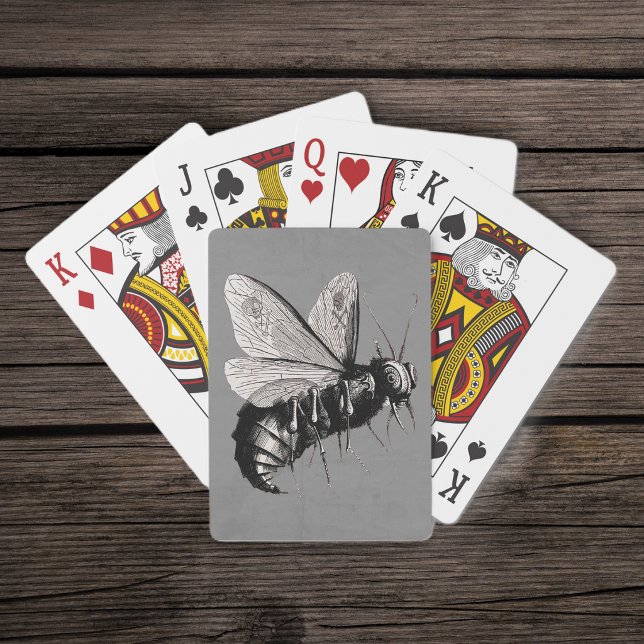 Jeu De Cartes Insecte ailé de crâne gothique déplaisant (Scary Goth bee in black white with skulls on wings on dark grey deck of playing cards.)