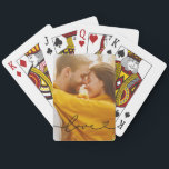 Jeu De Cartes L'amour en script noir avec le coeur Photo personn<br><div class="desc">Les cartes de jeu personnalisées modernes et élégantes disposent d'une photo préférée avec un design minimaliste de typographie noire "Love" qui inclut des détails florissants et de coeur. Le texte en noir peut être customisé. Une idée cadeau unique pour un couple marié ou pour votre bien-aimé le jour de la...</div>