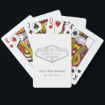 Jeu De Cartes Marié dans Fabulous Las Vegas Mariage blanc argent<br><div class="desc">Cette coutume unique et amusante "Marié à Fabulous Las Vegas" mariage faveur de cartes à jouer comporte un faux film en or argenté inspiré par le panneau Welcome to Las Vegas, Nevada", avec un texte monogramme qui peut être personnalisé avec le nom du couple et la date mariage. La couleur...</div>