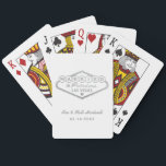 Jeu De Cartes Marié dans Fabulous Las Vegas Mariage blanc argent<br><div class="desc">Cette coutume unique et amusante "Marié à Fabulous Las Vegas" mariage faveur de cartes à jouer comporte un faux film en or argenté inspiré par le panneau Welcome to Las Vegas, Nevada", avec un texte monogramme qui peut être personnalisé avec le nom du couple et la date mariage. La couleur...</div>