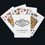 Jeu De Cartes Mariés dans le fabuleux Las Vegas blanc noir<br><div class="desc">Un blanc net et un noir audacieux créent un look moderne et saisissant sur ces cartes à jouer personnalisées avec monogramme de mariage à Las Vegas. Caractéristiques d'un design de panneau 'Mariés à Las Vegas' en noir avec les noms des couples et la date du mariage personnalisables. Tout le texte...</div>