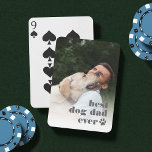 Jeu De Cartes Meilleur père de chien jamais | Photo Fête des pèr<br><div class="desc">Créez un cadeau de Fête des pères sucré pour un père de compagnie dévoué avec ces jolies cartes de jeu photo. Customisez avec une photo préférée de son bébé,  avec "meilleur papa chien" recouvert de lettres grises modernes avec une illustration en pawprint.</div>