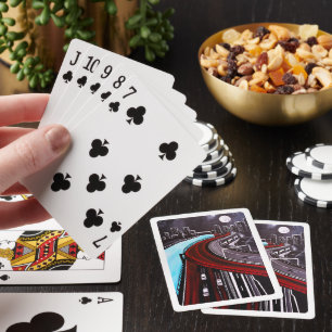 Jeu De Cartes Suspendu au-dessus de la peinture bleue par Alfred