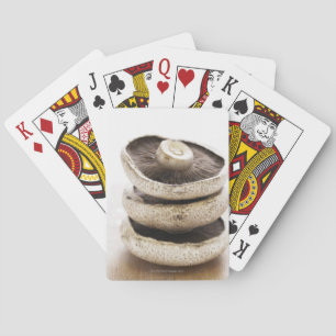 Jeu De Cartes Three flat mushrooms dans pile on wooden board
