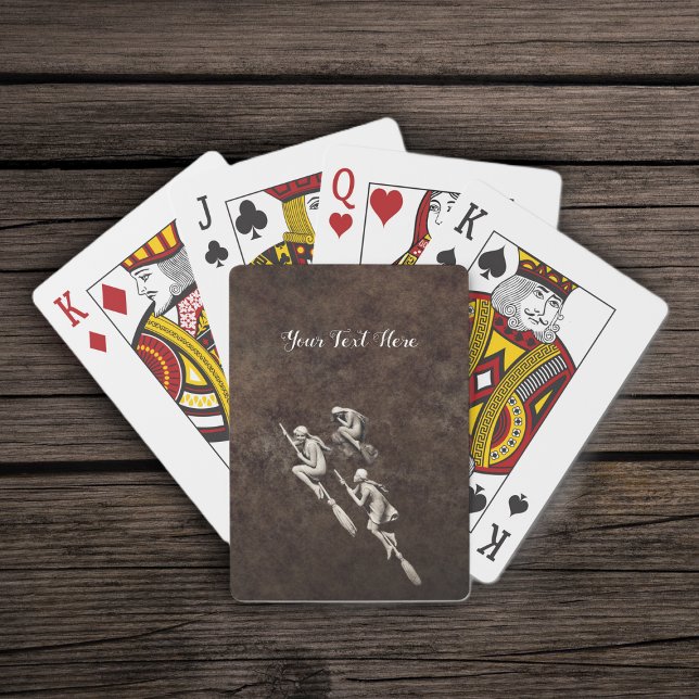 Jeu De Cartes Trois Jolies sorcières blanches qui volent dans le (Three pretty white witches flying on brooms on mottled brown deck of playing cards.)