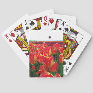 Jeu De Cartes Tulipes de Banja Luka dans un champ avec montgolfi