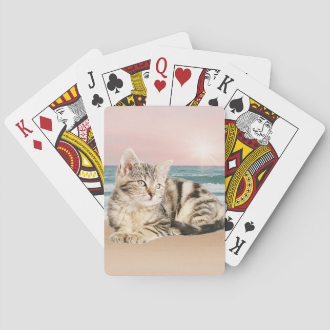 Jeu De Cartes Un chat à rayures plus mignon assis sur la plage a (dos)