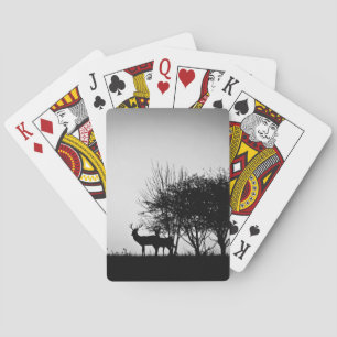 Jeu De Cartes Une image de quelques cerfs communs dans la brume