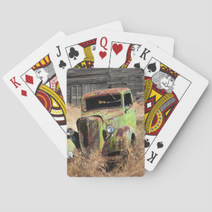 Jeu De Cartes Voiture de rouillement devant la ferme abandonnée