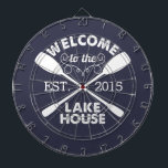 Jeu De Fléchettes Bienvenue à Lake House | Pagaies de canoë rustique<br><div class="desc">Passez vos heures tranquilles au bord du lac à jouer aux fléchettes avec ce tableau de fléchettes amusant et unique. Design présente un arrière - plan bleu minuit avec "Welcome to the Lake House" en bloc rustique et deux pagaies de canoë croisées. Personnaliser avec l'année établie pour un cadeau ou...</div>