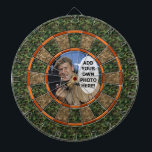Jeu De Fléchettes Camouflage Hunter Photo vert orange<br><div class="desc">Ce jeu de fléchettes à thème de chasse a un motif camo vert et marron et alternent les tons orangés. Ajoutez toute photo ou image que vous souhaitez au milieu (elle est également disponible dans notre magasin sans le modèle photo si vous le souhaitez). Il s'agit d'un grand jeu pour...</div>