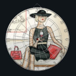 Jeu De Fléchettes Femme buvant du vin rouge<br><div class="desc">© Andrea Laliberte/Apple sauvage.  Une image d'une femme tenant un verre à moitié plein de vin. La femme utilise une robe et un casquette noirs,  et a un sac rouge.</div>