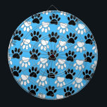 Jeu De Fléchettes Paniers Noirs Et Blancs Perdus Sur Arrière - plan<br><div class="desc">Un motif en noir et blanc d'empreintes de pattes de chien avec des effets désespérés sur un arrière - plan bleu. Style dessin animé original</div>