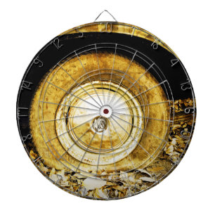 Jeu De Fléchettes Roue vintage d'une vieille voiture sur les feuille