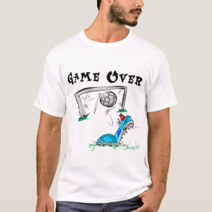 Jeu de football au-dessus des T-shirts et des