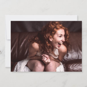 Jeune actrice rieuse