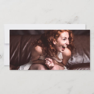 Jeune actrice rieuse