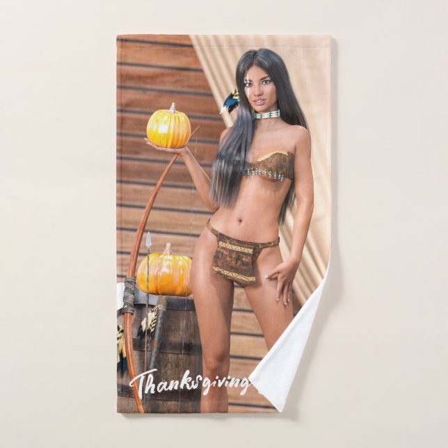 Jeune Amérindien posant sur un mur de bois (Serviette à main)