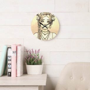 Jeune femme horloge murale