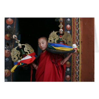 Jeune moine avec les casquettes noirs