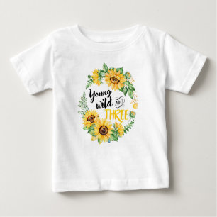 Jeune sauvage et T-shirt trois
