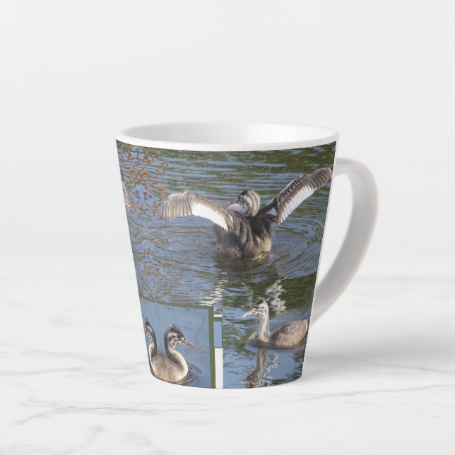 Jeunes Oiseaux Grebe Conception Latte Mug (Angle droit)
