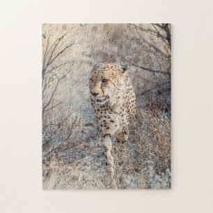 Jigsaw puzzle de guépard marchant dans la brousse.