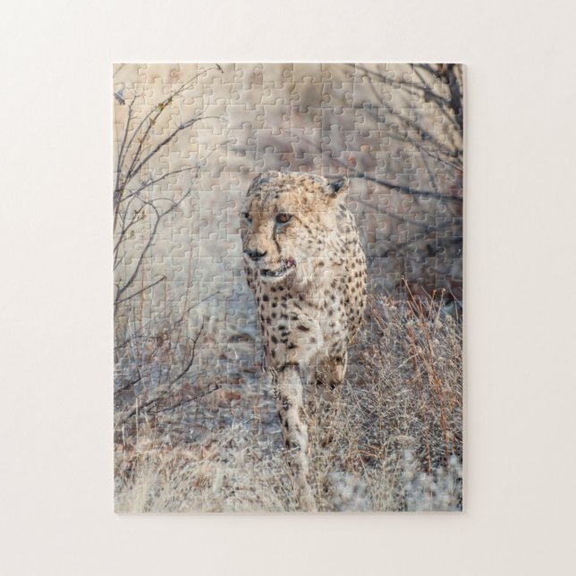 Jigsaw puzzle de guépard marchant dans la brousse. (Vertical)