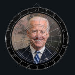Joe Biden Cible de flechettes officielle du portra<br><div class="desc">Ce dart board va certainement faire étincelle du parti, et peut conduire à des "discussions" politiques, mais c'est amusant de toute façon ! Il présente le portrait officiel du président Joe Biden dans un cadre en cercle noir. Une fine bordure en cercle gris argenté sur le cadre noir ajoute un...</div>