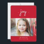 Joie simple Carte photo de vacances | Red<br><div class="desc">Un doux souhait pour Joy est le sentiment avec ce design simple et moderne pour un accueil de vacances. La police cursive en lettres de main est charmante décontractée et contemporaine. Sur le dos, il y a de la place pour votre message personnel/message d'accueil ou customisez-le facilement avec des photos...</div>