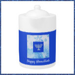 Joli bleu Menorah Hanoukka<br><div class="desc">Joli graphique menorah avec "HAPPY HANOUKKA" en écriture script. Joli dans n'importe quelle cuisine ou salle à manger !</div>