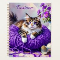 Joli chat avec des fleurs violettes et de la laine
