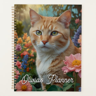 Joli chat blanc orange dans un jardin fleuri