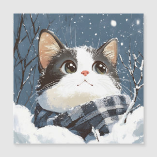 Joli chat pelucheux neige d'hiver