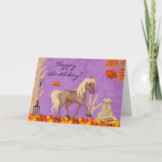 Joli cheval en automne laisse une belle carte d'an