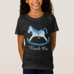 Joli cheval rocking peint art enfants t-shirt<br><div class="desc">Joli tableau aquarelle d'un cheval rocking avec crinière en laine et queue en t-shirt bleu. Les Lectures Continuent. Article imprimé à partir d'une aquarelle originale de Sarah Trett.</div>