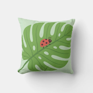 Joli Coccinelle sur Coussin de Feuille de Monstera
