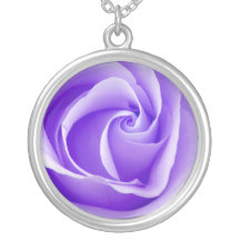 Joli collier Rose violet