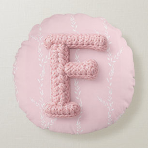 Joli coussin rond lettre F en crochet rose bohème